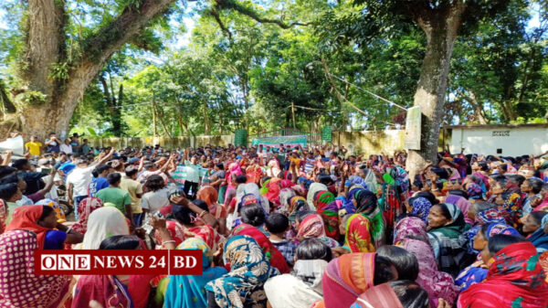 বকেয়া মজুরি দাবীতে চা শ্রমিকদের মানববন্ধন