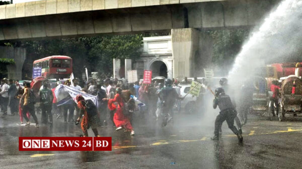 ৩৫ প্রত্যাশী শিক্ষার্থীদের ওপর পুলিশের লাঠিচার্জ