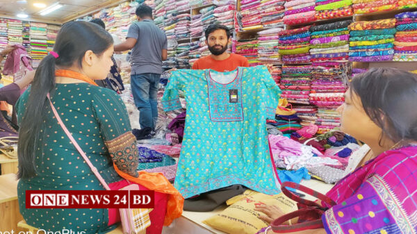 কমলগঞ্জে শেষ মুহূর্তের পূজার কেনাকাটায় ব্যস্ত ক্রেতারা