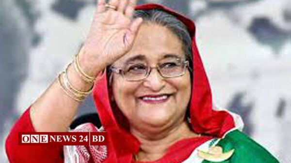 ফরিদপুরে সাবেক প্রধানমন্ত্রী ও বাংলাদেশ আ.লীগের সভাপতি শেখ হাসিনা (৭৬), সাধারণ সম্পাদক ওবায়দুল কাদের (৭৪), সাবেক স্বরাষ্ট্রমন্ত্রী আসাদুজ্জামান খান কামাল (৭৪) ও সাবেক আইনমন্ত্রী আনিসুল হকের নামে (৬৮) হত্যাচেষ্টা মামলা করা হয়েছে। এছাড়া ফরিদপুর জেলা আ.লীগের সভাপতি শামীম হক, সাধারণ সম্পাদক শাহ্ মো. ইশতিয়াক আরিফসহ আ.লীগ ও তার অঙ্গ সংগঠনের ১২৫ জন নেতাকর্মীর নাম উল্লেখ করে ও অজ্ঞাতনামা ৩০০/৪০০ জনকে মামলায় আসামি করা হয়। শনিবার (১২ অক্টোবর) সকালে ফরিদপুরের পুলিশ সুপার (এসপি) মো. আব্দুল জলিল প্রতিবেদককে এ মামলা দায়েরের বিষয়টি নিশ্চিত করেছেন। এর আগে বৃহস্পতিবার কোতয়ালী থানায় এ মামলাটি দায়ের করা হয়। মামলার বাদী ফরিদপুরের কোতয়ালী থানার মামুদপুর এলাকার মো. সিদ্দিকুর রহমানের ছেলে মো. মুজাহিদুল ইসলাম (৪৬)। পুলিশ সুপার বলেন, এ মামলায় সাবেক প্রধানমন্ত্রীসহ ১২৫ জন আ.লীগের নেতাকর্মীদের নামোল্লেখ করে ও অজ্ঞাত ৩০০/৪০০ জনকে আসামি করা হয়েছে। মামলাটি তদন্তাধীন রয়েছে।