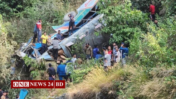 ভারতে নিয়ন্ত্রণ হারিয়ে ৬৫০ ফুট গভীর খাদে বাস, নিহত ২৩