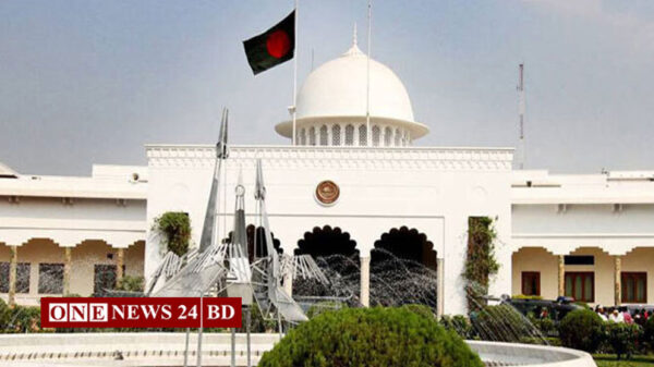 ড. মুহাম্মদ ইউনূসের নেতৃত্বাধীন অন্তর্বর্তীকালীন সরকারের উপদেষ্টা পরিষেদে নতুন আরও কয়েকজন আজ শপথ নিতে পারেন। রোববার (১০ নভেম্বর) সন্ধ্যা ৭টায় বঙ্গভবনের দরবার হলে শপথগ্রহণ অনুষ্ঠিত হতে পারে বলে সরকারের উচ্চপর্যায়ের সূত্র এ তথ্য নিশ্চিত করেছে। সরকারি যানবাহন অধিদপ্তর সূত্রে জানা গেছে, নতুন উপদেষ্টাদের জন্য কয়েকটি গাড়ি প্রস্তুত রাখতে বলা হয়েছে। এ ধরনের ক্ষেত্রে সব সময় অতিরিক্ত গাড়ি প্রস্তুত রাখতে বলা হয়। বৈষম্যবিরোধীদের ‘গণজমায়েত’ কর্মসূচি চলছে অন্তর্বর্তীকালীন সরকারের প্রধান উপদেষ্টা হিসেবে গত ৮ আগস্ট শপথ নেন শান্তিতে নোবেলজয়ী অর্থনীতিবিদ ড. মুহাম্মদ ইউনূস। তার নেতৃত্বাধীন সরকারে ইতোমধ্যে ২০ জন উপদেষ্টা যুক্ত হয়েছেন। প্রথম দফায় ১৬ জন এবং দ্বিতীয় দফায় আরও ৪ জন উপদেষ্টা নিয়ে সরকার পরিচালিত হচ্ছে। বর্তমানে ড. ইউনূসসহ ২১ সদস্যের উপদেষ্টা পরিষদ সরকারে রয়েছে।