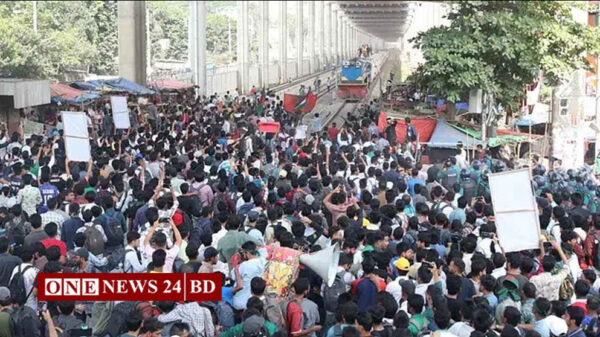 মহাখালীতে সড়ক ও রেলপথ অবরোধ করেছেন শিক্ষার্থীরা