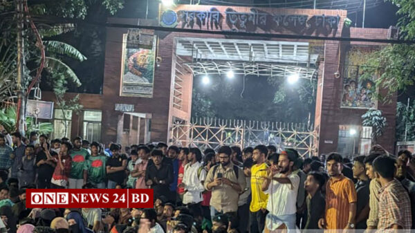 আবারও সড়কে তিতুমীর কলেজের শিক্ষার্থীরা