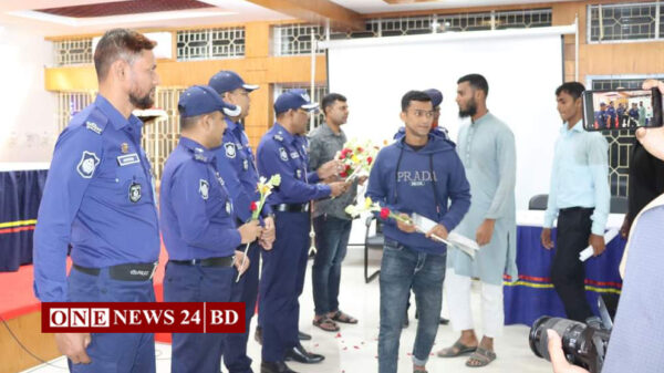 টাকা ছাড়াই পুলিশে চাকরি, আবেগাপ্লুত সবাই।