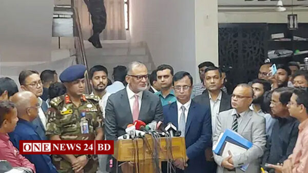 গুটিকয় ব্যবসায়ীর কাছে বাজার জিম্মি থাকবে না: বাণিজ্য উপদেষ্টা