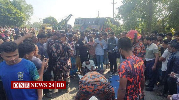 গাছের সঙ্গে বাসের ধাক্কা, নিহত ৩
