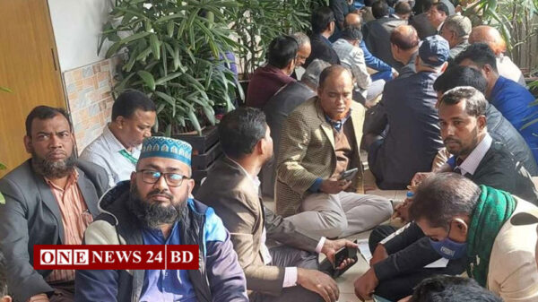 জনপ্রশাসন মন্ত্রণালয়ের সামনে কর্মকর্তা-কর্মচারীদের অবস্থান