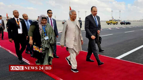 মিশরে পৌঁছেছেন প্রধান উপদেষ্টা