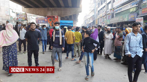 ঢাকা-টাঙ্গাইল মহাসড়ক অবরোধ করে শ্রমিকদের বিক্ষোভ