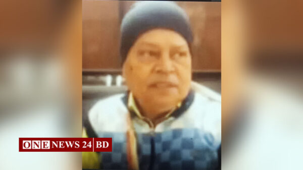 বেনাপোল চেকপোষ্টে প্রতারনার শিকার মনোজ কুমারের প্রান গেল ইয়ানূর রহমান : বেনাপোল স্থলবন্দর দিয়ে ভারত-বাংলাদেশ যাতায়াতে সব নিরাপত্তা ব্যবস্থার নজর এড়িয়ে প্রতিনিয়ত প্রতারনাকারীদের খপ্পরে পড়ে অর্থ খুইয়ে নিঃস্ব হচ্ছেন পাসপোর্টধারীরা। এবার প্রতারনার কবলে পড়ে চিকিৎসা করাতে না পেরে স্ট্রােকজনীত কারনে জীবন হারিয়েছেন অবসর প্রাপ্ত স্কুল শিক্ষক ঢাকার মনোজ কুমার। দির্ঘদিন ধরে চিহ্নিত চক্রটি পাসপোর্টধারীদের সাথে প্রতারনা চালিয়ে আসলেও তাদের কাছে যেন অসহায় সীমান্তের আইন শৃঙ্খলা বাহিনী। পুলিশ আটকিয়ে জেল হাজতে পাঠালেও বারবার ছাড়া পেয়ে প্রতারনায় ফিরছে বেনাপোল চেকপোষ্টের অপরাধীরা। সবশেষ গত ২১ ডিসেম্বর ভারতে যাওয়ার সময় এ চক্রটির প্রতারনার শিকার হয় ঢাকা কদমতলীর সারই মসজিদ রোড ধানিয়া এলাকার অবসর প্রাপ্ত স্কুল শিক্ষক মনোজ কুমার। মেয়ে অবন্তি করকে সাথে নিয়ে গত শনিবার (২১ ডিসেম্বর) চিকিৎসার জন্য বেনাপোল বন্দরে এসেছিলেন। এসময় চিহ্নিত ৫ ছিনতাইকারী পরিবহন স্টাফ পরিচয়ে ইমিগ্রেশন সংলগ্ন ওয়ান ব্যংকের এটিএম বুথের পাশে নিয়ে জিম্মি করে। পরে মেয়েকে প্রাণ নাশের ভয়ভীতি প্রদর্শন করে তাদের কাছ থেকে ৩৫ হাজার টাকা ছিনিয়ে নেয়। এ ঘটনায় মনোজ কুমারের মেয়ে অবন্তি করের দায়েরকৃত এজাহারে ঐ দিন পুলিশ ঘটনার সাথে জড়িত বেনাপোল পোর্ট থানার বড় আঁচড়া গ্রামের আমজাদ হোসেনের ছেলে শোয়েব আক্তার ও জাবের শেখের ছেলে শেখ রাহাদ অন্তর ও ইউসুফ আলীর ছেলে আব্দুল কাদেরকে গ্রেফতার করে। এদের কাছ থেকে উদ্ধার হয় ছিনিয়ে নেওয়া টাকার মধ্যে মাত্র ১৩ হাজার। এ মামলায় এজাহারনামীয় ৫ জন ও অজ্ঞাতনামা ৭ থেকে ৮ জনের বিরুদ্ধে নিয়মিত মামলা দায়ের হয়। তবে ছিনতাইকৃত টাকা সব ফেরত না পাওয়ায় ভারতে চিকিৎসা অনিশ্চিত হয়ে পড়ে এ শিক্ষকের। এ অবস্থায় দুঃচিন্তায় পড়ে হৃদ ক্রিয়া বন্ধ হয়ে ঘটনার ২ দিন পর ২৪ ডিসেম্বর কলকাতায় মারা যায় মনোজ কুমার। ২৬ ডিসেম্বর বাবার মরদেহ নিয়ে দেশে ফিরে চেকপোষ্ট এলাকার নিরাপত্তা ব্যবস্থা নিয়ে ক্ষোভ জানান ভুক্তভোগী অবন্তি কর। এদিকে আইনশৃঙ্খলা বাহিনীর তথ্যে জানা যায়, বেনাপোল চেকপোষ্ট বন্দর এলাকার চিহ্নিত ছিনতাইকারীদের মধ্যে আলোচিতরা রয়েছে, পোর্টথানার বড়আঁচড়া গ্রামের আনোয়ার হোসেনের ছেলে বাবু, শাহাজামালের ছেলে মারুফ, ছোটআঁচড়া গ্রামের দাউদ হোসেনের ছেলে ইব্রাহিম হোসেন সাগর, সাদিপুর গ্রামের হারুনের ছেলে এবাদত। এছাড়া বেনাপোল চেকপোষ্টে চৌধুরী সুপার মার্কেটের রবি,সাইদুর সুপার মার্কেটের বাবুল,রেজাউল সুপার মার্কেটের হামিদ,ইউনুস সুপার মার্কেটে বরিশালের শামীম,রবি, হৃদয়,শিমুল, ইমরান ও মারুফ পেশাদার ছিনতাইকারী । জানা যায়, দেশের গুরুত্বপুর্ণ এলাকা এবং রাষ্ট্রের ভারত গমনের প্রধান ফটক বেনাপোল চেকপোষ্ট। এই পথে প্রতিদিনি ৫ থেকে ৭ হাজার দেশী বিদেশী লোক যাতায়াত করে থাকে। আর ওইসব যাত্রীদের এক শ্রেনীর ছিনতাইকারী লাইনের আগে অনলাইন ট্যাক্স, দীর্ঘ লাইনে দাঁড়িয়ে কষ্ট করতে হবে না এসব প্রলোভন দেখিয়ে নিয়ে আসে তাদের নির্দিষ্ট ঘরে। তারপর অনলাইন ফর্মপূরণ এবং টাকার নাম্বার লিখতে হবে, না লিখলে কাস্টমস আটক করবে বলে নানা ভাবে দুর দুরান্ত থেকে আসা যাত্রীদের বুঝিয়ে তাদের কাছে থাকা টাকা গুনতে গুনতে পাসপোর্ট যাত্রীর অগোচরে ফেলে দেয় টেবিলের নীচে। এভাবে প্রতিনয়ত সাধারন এসব যাত্রীদের টাকা ছিনতাই করছে এই চক্রগুলো। দিনে দুপুরে এমন ঘটনা প্রতিদিনই ঘটায় আইনশৃঙ্খলা বাহিনীর নিরাপত্তা ব্যবস্থা নিয়ে প্রশ্ন উঠেছে। বন্দর প্যাছেঞ্জার টার্মিনালের ইনচার্জ আব্দুল হাফিজ পাসপোর্টধারী মনোজ কুমারের মহদেহ দেশে ফেরত এসেছে নিশ্চিত করে জানান, বাবার মৃত্যু নিয়ে ক্ষোভ ও দুঃখ প্রকাশ করেছেন মেয়ে। প্রতারনাকারীরা দির্ঘদিন ঘরে চেকপোষ্ট এলাকায় প্রতারনা চালিয়ে আসছে। এ ব্যাপারে পাসপোর্টধারীদের সতর্ক করা হলেও তারা ফাঁদে পড়ছেন। বেনাপোল পোর্টথানা পুলিশের উপপরিদর্শক(এসআই) রাশেদুজ্জামান জানান জানান, ঐ পাসপোর্টধারীর সাথে প্রতারনা করে যারা অর্থ হাতিয়ে নিয়েছিল তাদের ৩ জনকে ঐদিন গ্রেফতার করা হয়েছিল। প্রতারনা প্রতিরোধে সবার সহযোগীতা প্রয়োজন জানিয়ে বলেন, পাসপোর্টধারীদেরও সতর্ক থাকতে হবে। পুলিশ এ চক্রের অনেককে গ্রেফতার করেছেন এবং প্রতারনাকারীদের আস্তানায় তালাও ঝুলিয়েছে। ভারতগামী পাসপোর্টধারী নজরুল ইসলাম জানান, পাসপোর্টধারীদের নিরাপত্তা ও আইনশৃঙ্খলা রায় বন্দর এলাকায় পুলিশ, বিজিবি, আনসার ও বেসরকারি নিরাপত্তা সংস্থ্যা কাজ করছে। এত নিরাপত্তার মধ্যে একটি চক্র প্রতিদিন পাসপোর্টধারীদের সাথে প্রতারনা চালিয়ে যাওয়ার ঘটনা দুঃখজনক। বেনাপোল চেকপোষ্ট ব্যবসায়ী সমিতির সহসভাপতি মশিয়ার রহমান জানান, সীমান্তে বিভিন্ন পরিচয়ে ছিনতাইকারীরা এক যুগেরও বেশি সময় ধরে ছিনতাইয়ের ঘটনা চালাচ্ছে। যা বেনাপোল বন্দর এলাকার ভাবমূর্তীও ক্ষুন্ন করছে। নিরাপত্তা কর্মকর্তাদের কাছে প্রশাসনিক নিরাপত্তা বাড়ানোর আহবান জানানো হয়েছে।