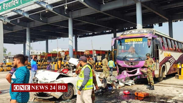 এক্সপ্রেসওয়েতে প্রাইভেটকারে বাসের ধাক্কায় নিহত ৫