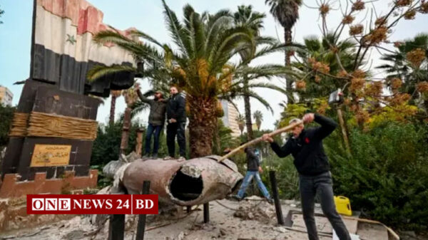 সিরিয়ায় ভাঙা হলো পালিয়ে যাওয়া আসাদের বাবার ভাস্কর্য