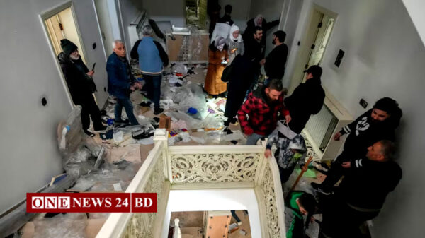 আসাদের বাসভবনে ভাঙচুর-লুটপাট, জনতার উল্লাস