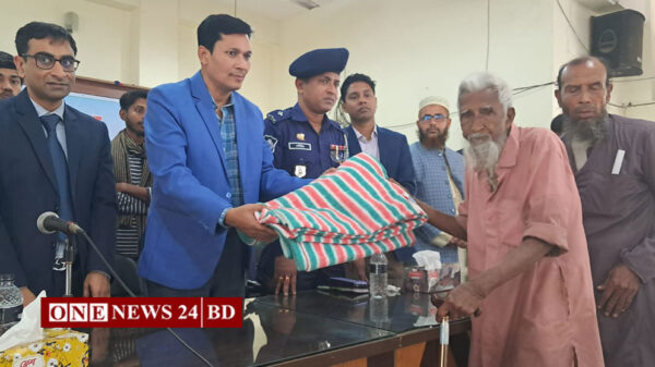 বাঘমারায় শীতার্তদের মধ্যে জেলা পরিষদের কম্বল বিতরণ