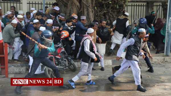 শাহবাগে শিক্ষকদের বিক্ষোভ-সমাবেশে পুলিশের লাঠিপেটা, জলকামান