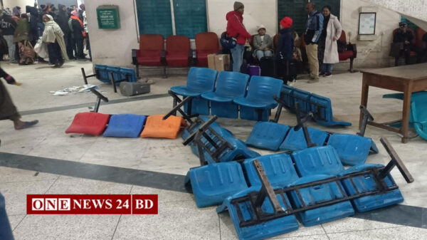 রাজশাহী রেলস্টেশনে যাত্রীদের বিক্ষোভ-ভাঙচুর