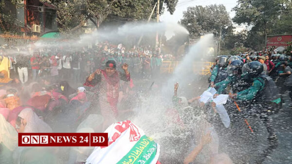 সচিবালয়মুখী প্রাথমিকে নিয়োগপ্রত্যাশীদের পুলিশের বাধা, জলকামান