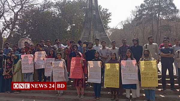 চবিতে ৯ ছাত্রীর বহিষ্কার বাতিল চেয়ে মানববন্ধন