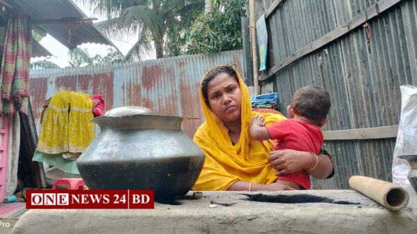 হোসেনপুরে জমি নিয়ে বিরোধ; ৪ মাস ধরে খোলা আকাশের নিচে বসবাস করছেন একটি পরিবার