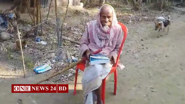 এখনো খালি চোখে কুরআন পড়তে পারেন শতবর্ষী মফিজ মাস্টার