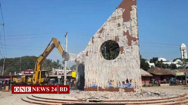 ফরিদপুরে বঙ্গবন্ধু স্বাধীনতা স্মৃতিস্তম্ভ ভাঙচুর করেছে বিক্ষুব্ধ জনতা।