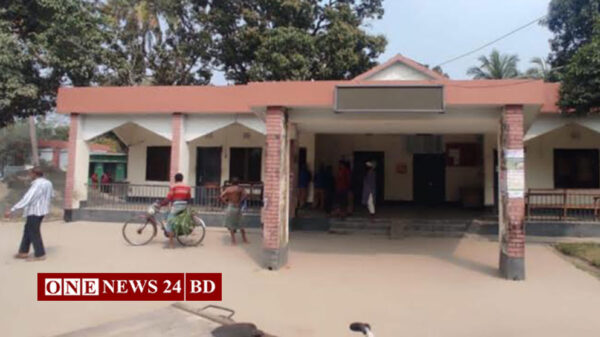 বুধবারে সরেজমিন পরিদর্শনকালে জানাযায়, গত ২০২২ সালের ইউনিয়ন পরিষদের নির্বাচনে উপজেলার সাগরদাঁড়ি ইউনিয়ন পরিষদের বিদ্রোহী প্রার্থী উপজেলা আওয়ামী লীগের সাংগঠনিক সম্পাদক কাজী মুস্তাফিজুল ইসলাম মুক্ত চেয়ারম্যান নির্বাচিত হয়েছিলেন।