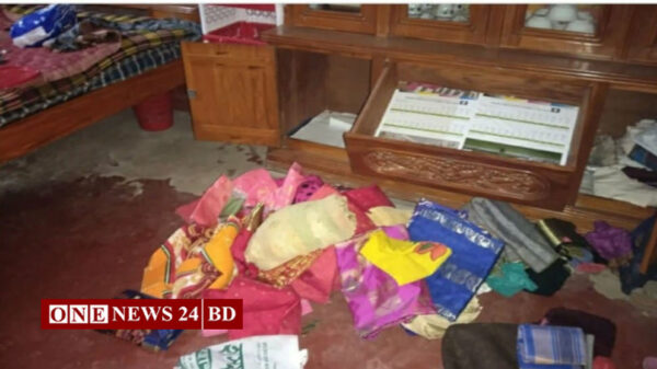 সংবাদকর্মির মায়ের গলায় অস্ত্র ঠেকিয়ে স্বর্ণ ও টাকা লুট