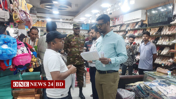 নওগাঁয় দেশে তৈরি পোশাক বিক্রি হচ্ছিল ভারতের তৈরি বলে