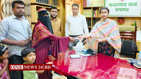 হোসেনপুরে উপকারভোগীদের মাঝে সুদমুক্ত ক্ষুদ্র ঋণ বিতরণ