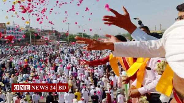 ভারতে সম্প্রীতির নজির, ঈদগাহে ফুল ছিটিয়ে মুসল্লিদের শুভেচ্ছা