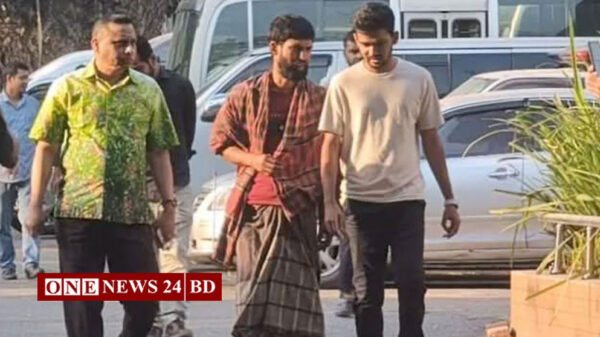 ডিবি অফিস থেকে সেই শ্রমিককে ছাড়িয়ে নিলেন উপদেষ্টা আসিফ মাহমুদ