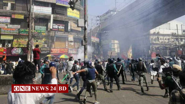 হিযবুত তাহরীরের সঙ্গে পুলিশের সংঘর্ষ, টিয়ার শেল-সাউন্ড গ্রেনেড নিক্ষেপ