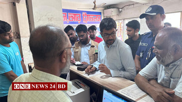 নওগাঁয় যাত্রীদের থেকে অতিরিক্ত ভাড়া আদায় বন্ধে ভ্রাম্যমান আদালত পরিচালনা