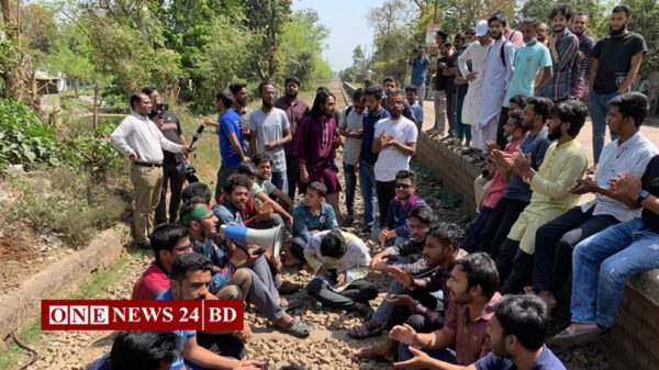 রাবি শিক্ষার্থীদের রেলপথ অবরোধ, রাজশাহীর সঙ্গে সারাদেশে রেল যোগাযোগ বন্ধ