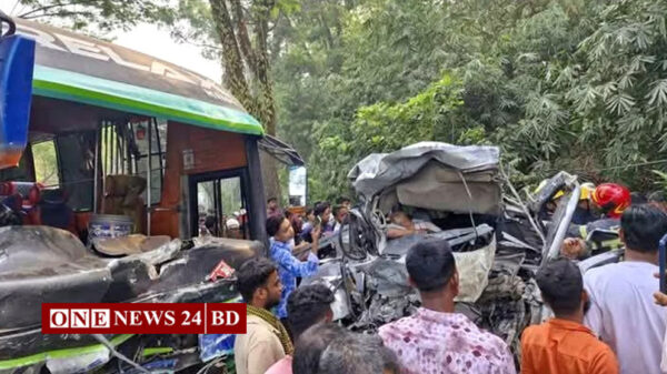 লোহাগাড়ায় বাস-মাইক্রোবাস মুখোমুখি সংঘর্ষে নিহত বেড়ে ১০