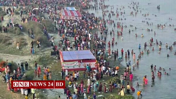 হোসেনপুরে ব্রহ্মপুত্র নদে ৪০০ বছরের পূরনো অষ্টমী স্নানোৎসবে দুই লক্ষাধিক পুণ্যার্থীর ঢল