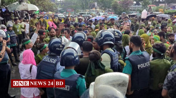 নার্সিং কলেজ শিক্ষার্থীদের শাহবাগ অবরোধ