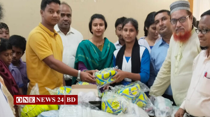 হোসেনপুরে শিক্ষা প্রতিষ্ঠানে ক্রীড়া সামগ্রী বিতরণ