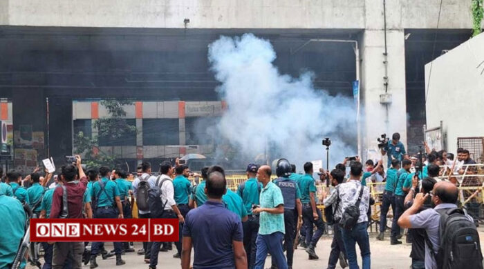 সচিবালয়মুখী শিক্ষক নিবন্ধনধারীদের মিছিলে সাউন্ড গ্রেনেড ও লাঠিপেটা