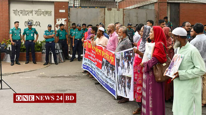 ‘আলটিমেটাম’ দিয়ে সচিবালয়ের সামনের সড়ক ছাড়লেন জুলাই শহীদ পরিবার