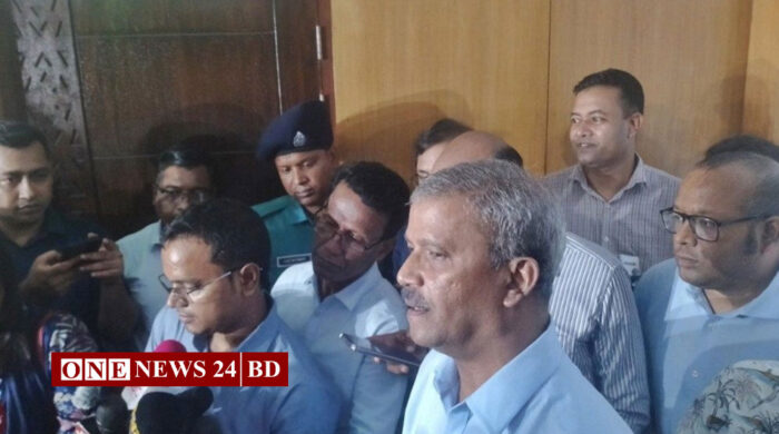 গুজব-গুঞ্জন নিয়ে বিচলিত হওয়ার কিছু নেই: আইন উপদেষ্টা