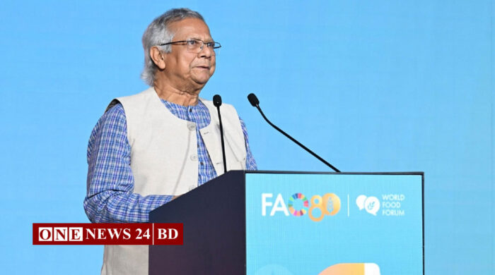 ক্ষুধার জন্য অর্থনৈতিক অব্যবস্থাপনাকে দায়ী করে দারিদ্র্যমুক্ত বিশ্ব গড়তে ৬ দফা প্রস্তাবনা তুলে ধরেন প্রধান উপদেষ্টা ড. মুহাম্মদ ইউনূস। সোমবার (১৩ অক্টোবর) ইতালির রাজধানী রোমে বিশ্ব খাদ্য ফোরামের উদ্বোধনী অনুষ্ঠানে তিনি এ প্রস্তাবনাগুলো তুলে ধরেন। হর্ন ব্যবহারে বিআরটিএ’র নির্দেশনা বাংলাদেশ সময় বিকেল ৪টার দিকে রোমে বিশ্ব খাদ্য ফোরামের সদর দফতরে প্রবেশ করেন প্রধান উপদেষ্টা ড. মুহাম্মদ ইউনূস। এ সময় অন্তর্বর্তী সরকার প্রধানকে স্বাগত জানান ঊধ্বর্তন কর্মকর্তারা। দেয়া হয় ঊষ্ণ সংবর্ধনা। সোমবার স্থানীয় সময় সন্ধ্যা ৬টায় বিশ্ব খাদ্য ফোরামের সমাবেশে দেয়া বক্তৃতায় তিনি বলেন, ক্ষুধা অভাবের কারণে হয় না। এটি আমাদের তৈরি অর্থনৈতিক কাঠামোর ব্যর্থতার কারণে হয়... আমাদের অবশ্যই ব্যবস্থা পরিবর্তন করতে হবে। বিশ্বব্যাপী খাদ্য ও অর্থনৈতিক ব্যবস্থা সংস্কারে অধ্যাপক ইউনূস বলেন, প্রথমত, ক্ষুধা ও সংঘাতের চক্র ভাঙতে হবে। যুদ্ধ বন্ধ করুন, সংলাপ শুরু করুন, সংঘাতপূর্ণ অঞ্চলে খাদ্যপ্রাপ্তি নিশ্চিত করুন। দ্বিতীয়ত, এসডিজি অর্থায়নের প্রতিশ্রুতি পূরণ, জলবায়ু কর্মে আন্তরিকতা এবং দুর্বল জনগোষ্ঠীর স্থিতিশীলতা গড়ে তোলার অঙ্গীকারগুলো রক্ষা করতে হবে। তৃতীয়ত, সরবরাহ চেইন স্থিতিশীল ও ধাক্কা মোকাবেলায় সক্ষম করার জন্য আঞ্চলিক খাদ্য ব্যাংক গঠন করতে হবে। চতুর্থত, বিশেষ করে তরুণ ও নারী উদ্যোক্তা, কৃষি ও প্রযুক্তি খাতে, উপযুক্ত অর্থায়ন ও অবকাঠামোসহ স্থানীয় উদ্যোক্তা তৈরি করতে হবে। পঞ্চমত, বৈশ্বিক বাণিজ্য যেন খাদ্য নিরাপত্তাকে সমর্থন করে, বাধা না দেয়- সেজন্য রফতানি নিষেধাজ্ঞা বন্ধ করতে হবে। সবশেষ, গ্লোবাল সাউথ ও গ্রামীণ তরুণদের জন্য, ছেলে-মেয়ে উভয়ের জন্য প্রযুক্তি ও উদ্ভাবনের প্রবেশাধিকার নিশ্চিত করতে হবে। অধ্যাপক মুহাম্মদ ইউনূস বলেন, বাংলাদেশ ছোট ভূমির দেশ। আয়তনে ইতালির অর্ধেক। কিন্তু আমরা ১৭ কোটি ৩০ লাখ মানুষকে খাওয়াই, পাশাপাশি আশ্রয় দিচ্ছি ১৩ লাখ রোহিঙ্গা শরণার্থীকে, যারা মিয়ানমারে সহিংসতার মুখে পালিয়ে এসেছে। তিনি বলেন, আমরা ধান উৎপাদনে স্বয়ংসম্পূর্ণ হয়েছি, যা আমাদের প্রধান খাদ্যশস্য। আমরা বিশ্বের শীর্ষ ধান, শাকসবজি ও মিঠাপানির মাছ উৎপাদনকারী দেশগুলোর একটি। আমাদের কৃষকেরা ফসল চাষের ঘনত্ব ২১৪ শতাংশে উন্নীত করেছেন। আমরা ১৩৩টি জলবায়ু-সহনশীল ধানের জাত উদ্ভাবন করেছি। প্রধান উপদেষ্টা বলেন, বর্তমানে মুনাফাভিত্তিক অর্থনৈতিক ব্যবস্থা কোটি কোটি মানুষকে পেছনে ফেলে গেছে। আমাদের নতুন ধরনের ব্যবসা প্রবর্তন করতে হবে- সামাজিক ব্যবসা, যা ব্যক্তিগত মুনাফাহীন কিন্তু সমস্যা সমাধানে নিবেদিত। ড. মুহাম্মদ ইউনূস তার প্রস্তাবিত ‘থ্রি জিরো ওয়ার্ল্ড’ গড়ার লক্ষ্য ও উদ্দেশ্য তুলে ধরে বলেন, জিরো ওয়েলথ কনসেনট্রেশন-বিশ্ব দারিদ্র্যমুক্ত করতে সম্পদ বিকেন্দ্রীকরণ; জিরো আনএমপ্লওয়মেন্ট- সবার জন্য উদ্যোক্তা হওয়ার সুযোগ এবং জিরো নেট কার্বন ইমিশনস- জলবায়ু রক্ষা। তিনি বলেন, এটি কোনো স্বপ্ন নয়, পৃথিবীকে বাঁচাতে এটি একমাত্র বাস্তব প্রয়োজন। লিখিত বক্তব্যে প্রধান উপদেষ্টা বলেন, গ্রামীণ ব্যাংক দেখিয়েছে দরিদ্র নারীরাও হতে পারেন সফল উদ্যোক্তা। গ্রামীণ ডানোন শিশুদের পুষ্টিহীনতার বিরুদ্ধে লড়ছে। বিশ্বের নানা দেশে গড়ে ওঠা অন্যান্য সামাজিক ব্যবসাও মানুষ ও সমাজকে ক্ষমতায়িত করছে। এগুলো তত্ত্ব নয়, বাস্তব উদাহরণ। তিনি বলেন, তরুণ, নারী, কৃষক, কৃষি উদ্যোক্তা ও প্রযুক্তি উদ্ভাবকদের সহায়তায় সামাজিক ব্যবসা তহবিল গঠন করতে হবে। এই ধরনের উদ্যোক্তাবান্ধব আইনি ও আর্থিক কাঠামো তৈরি করতে হবে-বাধা নয়, সহায়তা হিসেবে। তরুণদের ভূমিকার কথা বলতে গিয়ে তিনি বলেন, আজকের তরুণরা আগের মতো নেই। তারা সৃজনশীল। তাদের হাতে এমন প্রযুক্তি আছে যা মাত্র ২০ বছর আগেও কল্পনা করা যেতো না।