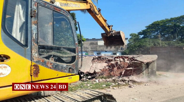 পাকুন্দিয়ায় মহাসড়কের দুই পাশের অবৈধ স্থাপনা উচ্ছেদ
