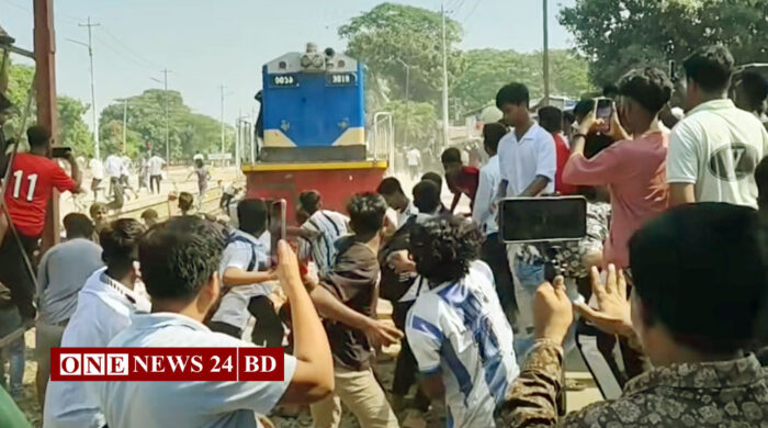 ভৈরবকে জেলা ঘোষণার দাবিতে ট্রেন অবরোধ, যাত্রীবাহী ট্রেনে পাথর নিক্ষেপ