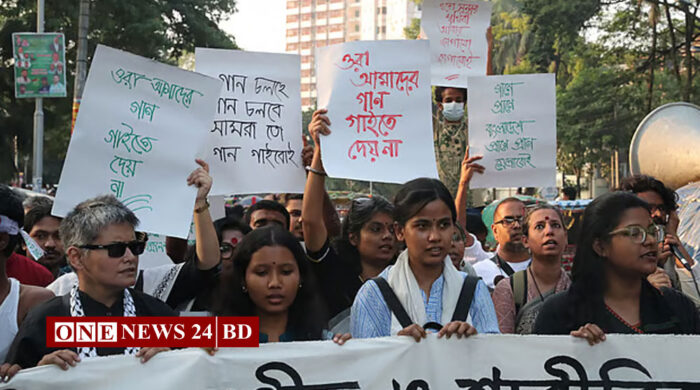 সংগীত ও শারীরিক শিক্ষক নিয়োগ বাতিলের প্রতিবাদে গানের মিছিল