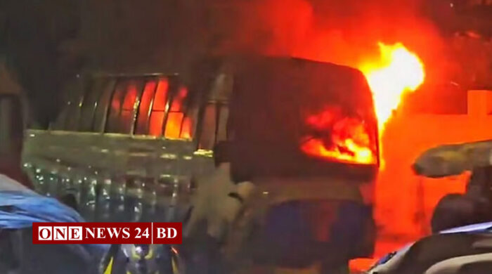 রাজধানীর সূত্রাপুরে বাসে আগুন