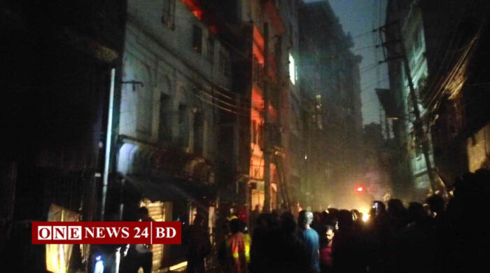 এবার চকবাজারে আবাসিক ভবনে আগুন, নিয়ন্ত্রণে ৭ ইউনিট