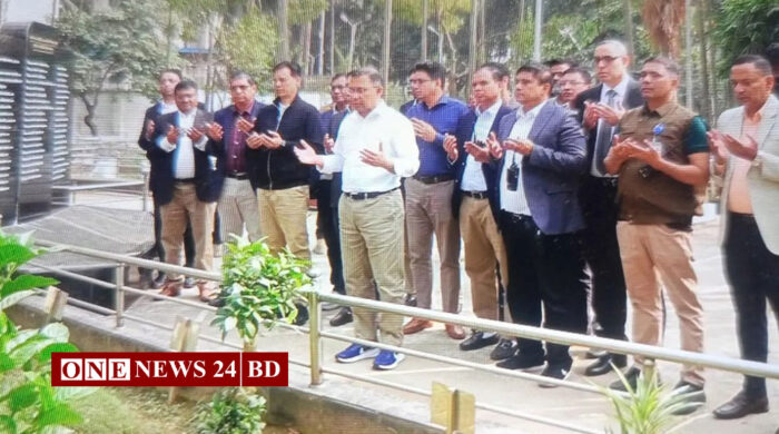 পিলখানা ট্র্যাজেডিতে শহীদ সেনা কর্মকর্তাদের কবর জিয়ারত করলেন তারেক রহমান
