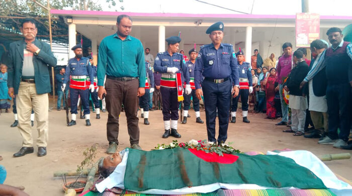 হোসেনপুরে রাষ্ট্রীয় মর্যাদায় বীর মুক্তিযোদ্ধা কিশোর কুমার গুপ্তের শেষকৃত্য সম্পন্ন